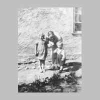 022-0521 Elfriede Podehl mit den Kindern Dorothea und Gerhard der Familie Ewald Zimmermann im Jahre 1941 .JPG